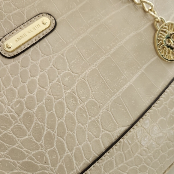 Anne Klein Cream and Gold hardware Faux Alligator Shoulder bag in EUC! - Picture 6 of 15
